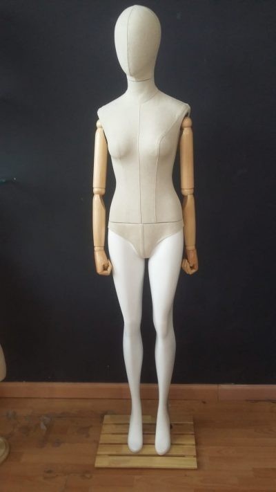 Maniquí de mujer en blanco y tela con brazos articulados de madera